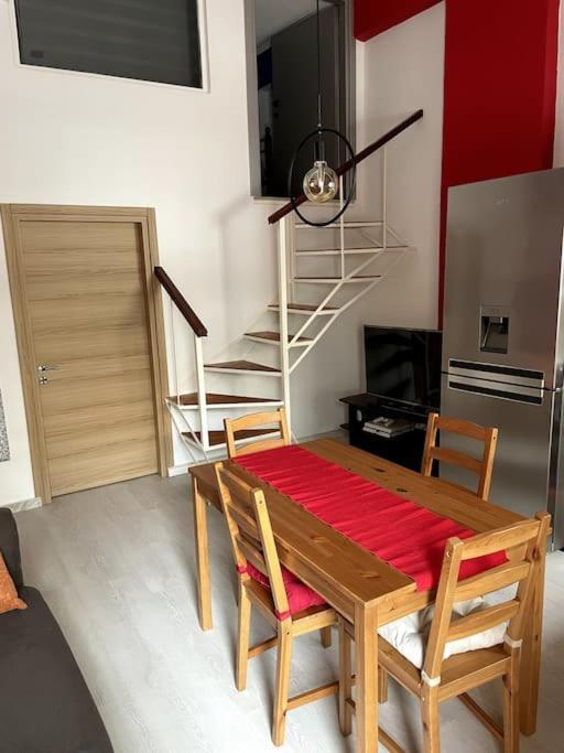 Comfy Apartment With Low Ceiling Attic Афины Экстерьер фото